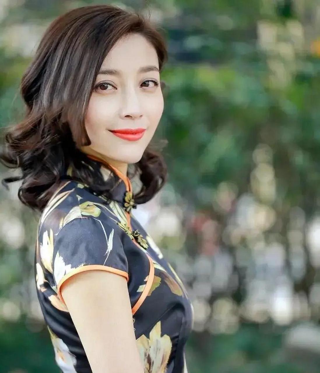 "流氓作家"贾平凹去复旦大学演讲,正讲到兴奋之处,被