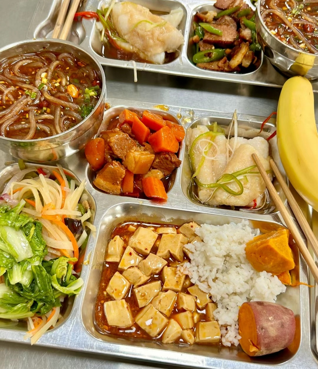 图一是国企食堂饭菜,图二是电子厂食堂饭菜