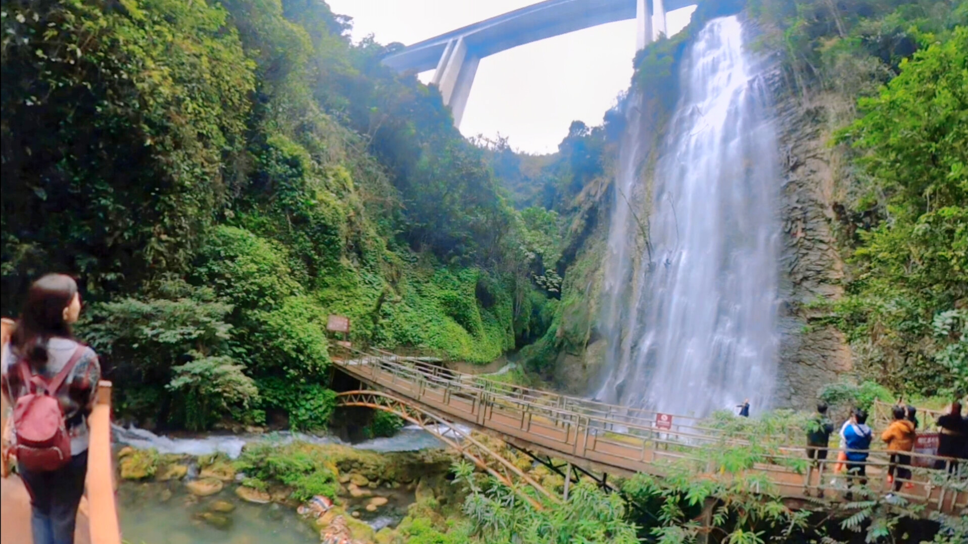 靖西市古龙山大峡谷景区,是一个集瀑布,溶洞,暗河的神奇大峡谷