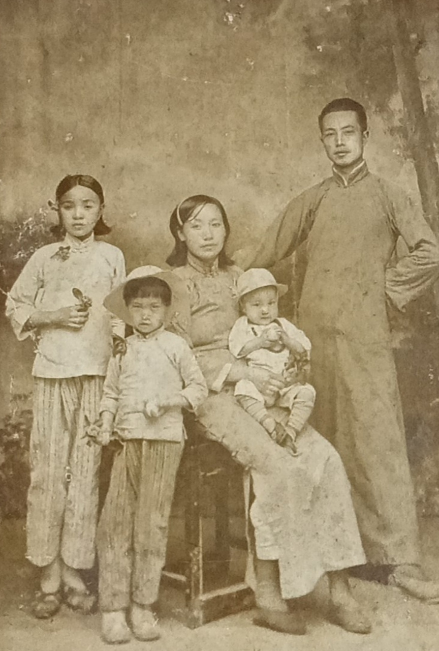民国家庭合影老照片～一家人五口.