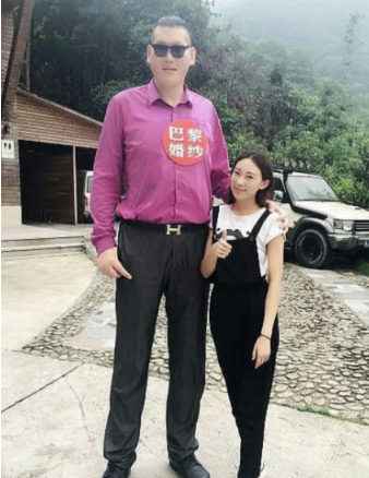 巨人张欢妻子对外吐槽,称老公太高生活不能自理,后悔与他结婚