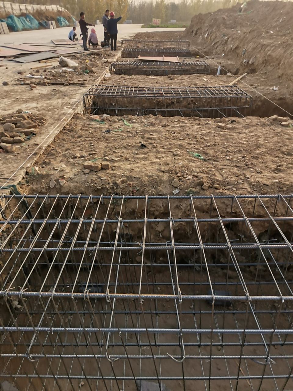 这是地磅施工编的钢筋笼子,#地磅基础施工# 地磅基础施工很简单,就是