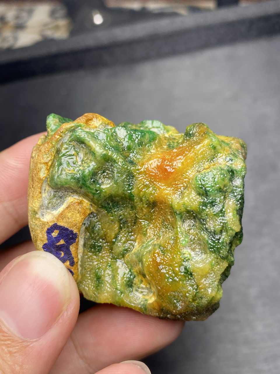 翡翠原石黄翡 在翡翠的众多品种中,黄翡是最为罕见的一种翡翠颜色.