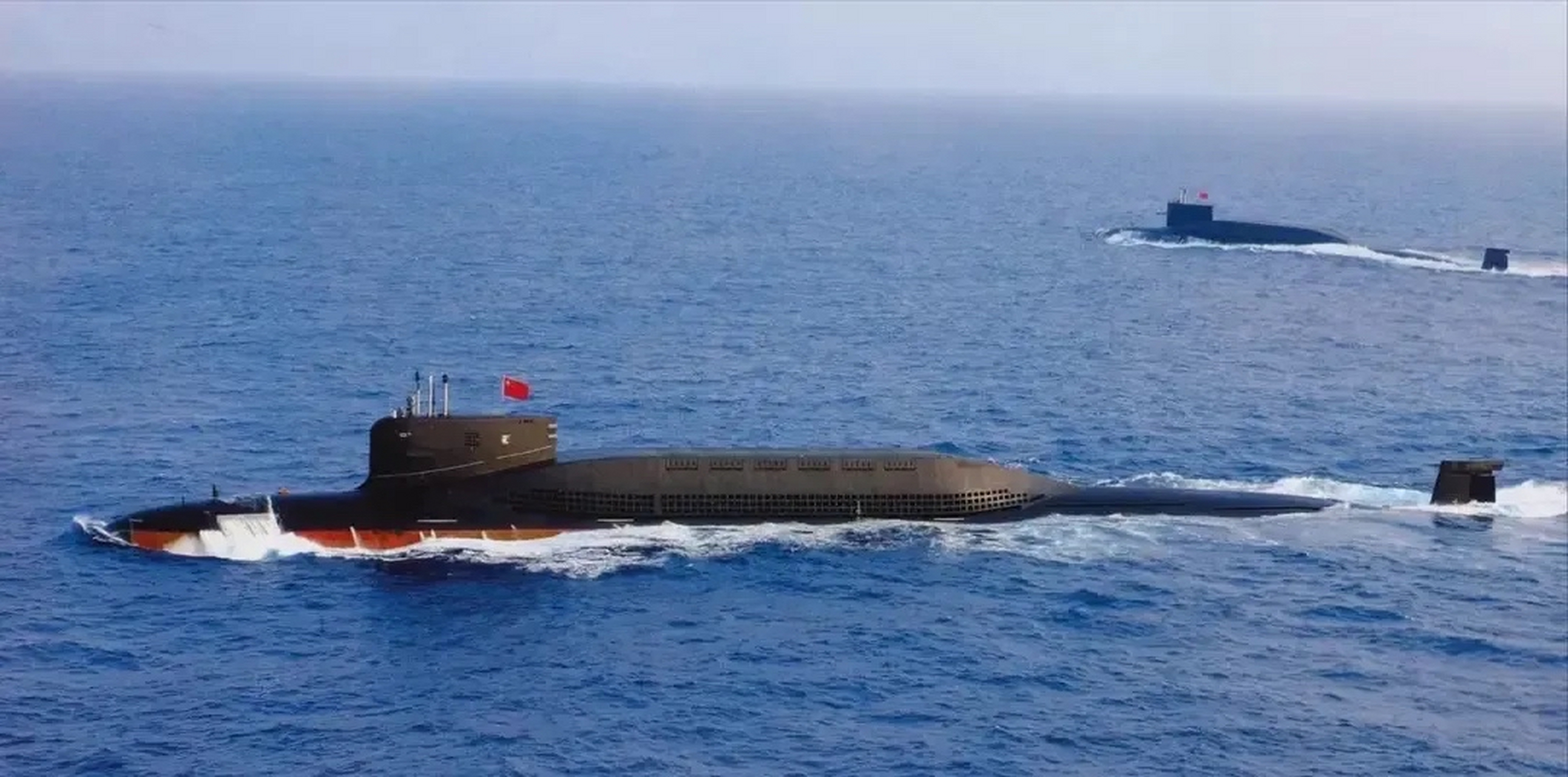 096型核潜艇全长160米,水下排水量近20000吨,最大下潜深度600米,噪音