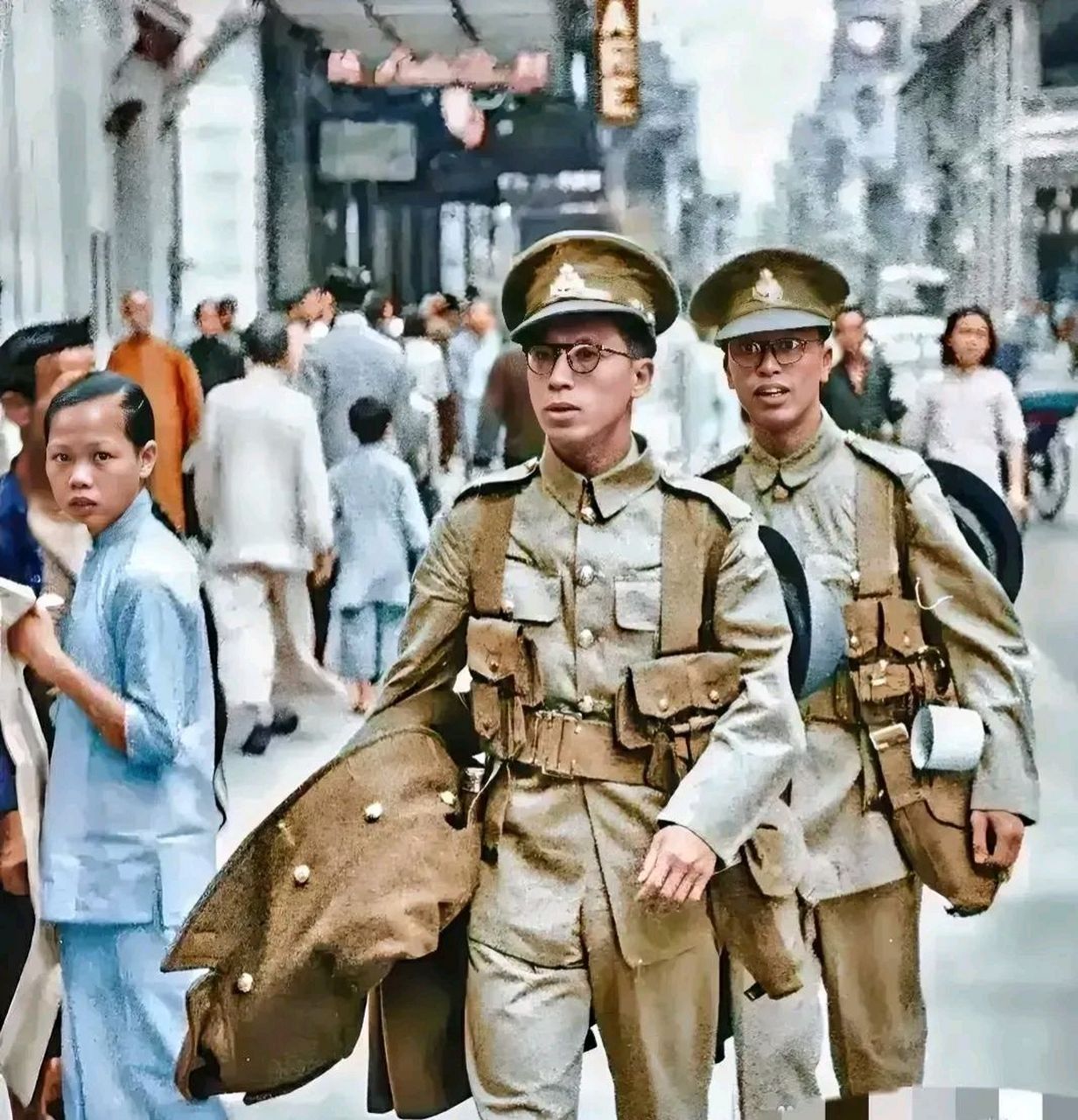 1946年,香港街头,两名身穿军装的警察正在巡逻,他们佩戴着眼镜,看上去