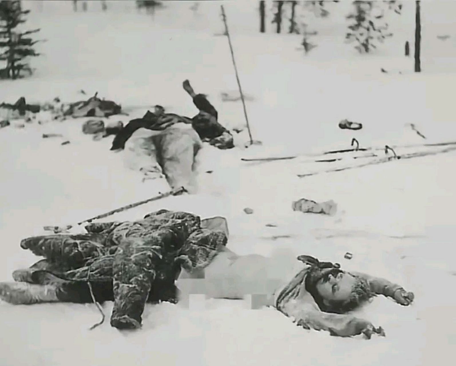 女兵阵亡尸体被扒光,暴露在雪地里