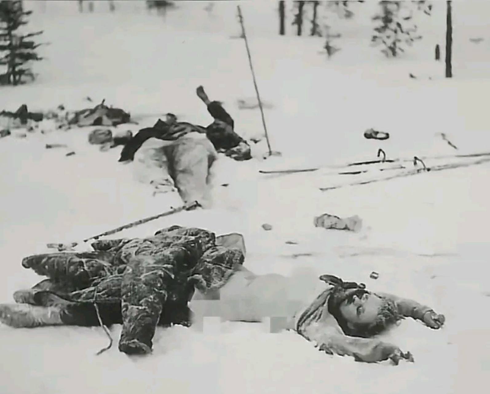 女兵阵亡尸体被扒光,暴露在雪地里.