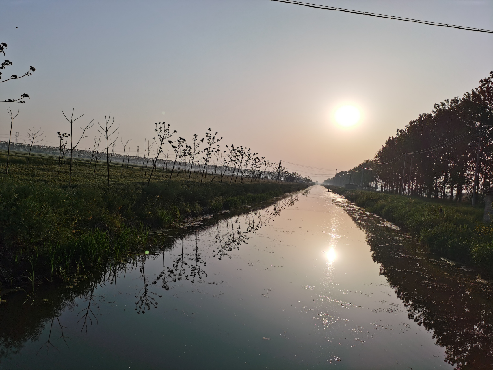 农村小河边上的日出 随手拍,小河边上的日出,记得小时候夏天还在这