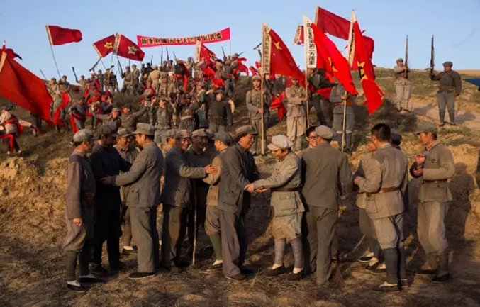 红军抵达陕北后物质匮乏,只有7000块家当的徐海东,借给中央5000