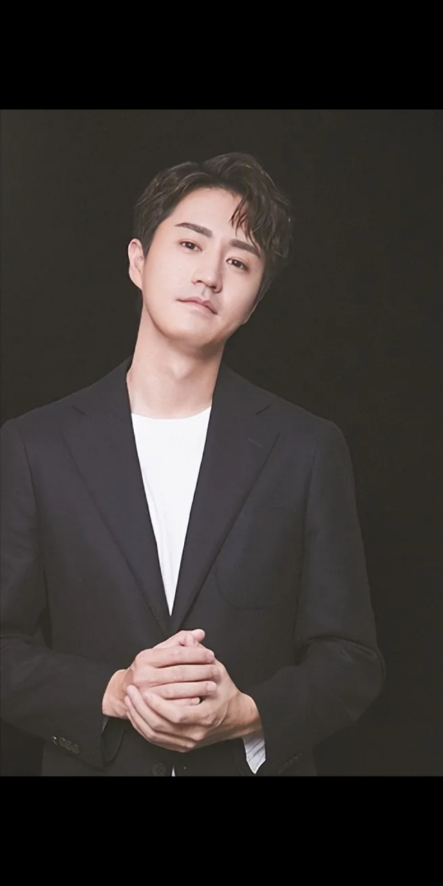 青年演员,杨玏,是杨立新的儿子,从小在人艺的大院里长大,见的都是濮存