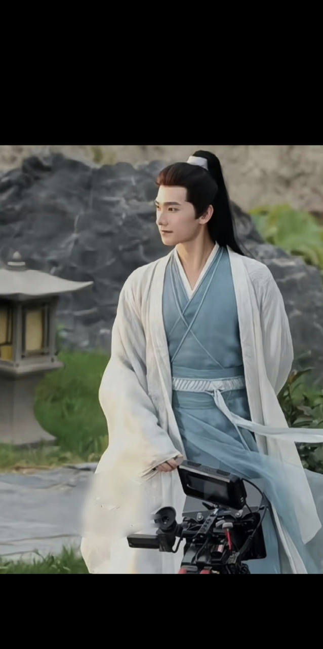 杨洋新剧路透,和年轻时的古天乐好像,感觉比玉骨遥里的肖战还帅,因为