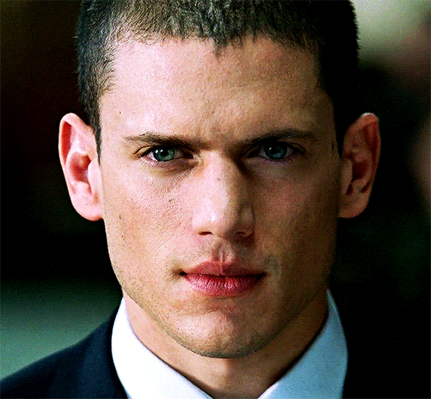 今天重新看了一下越狱,还是喜欢,第一季的剧情最精彩,男主迈克是我心