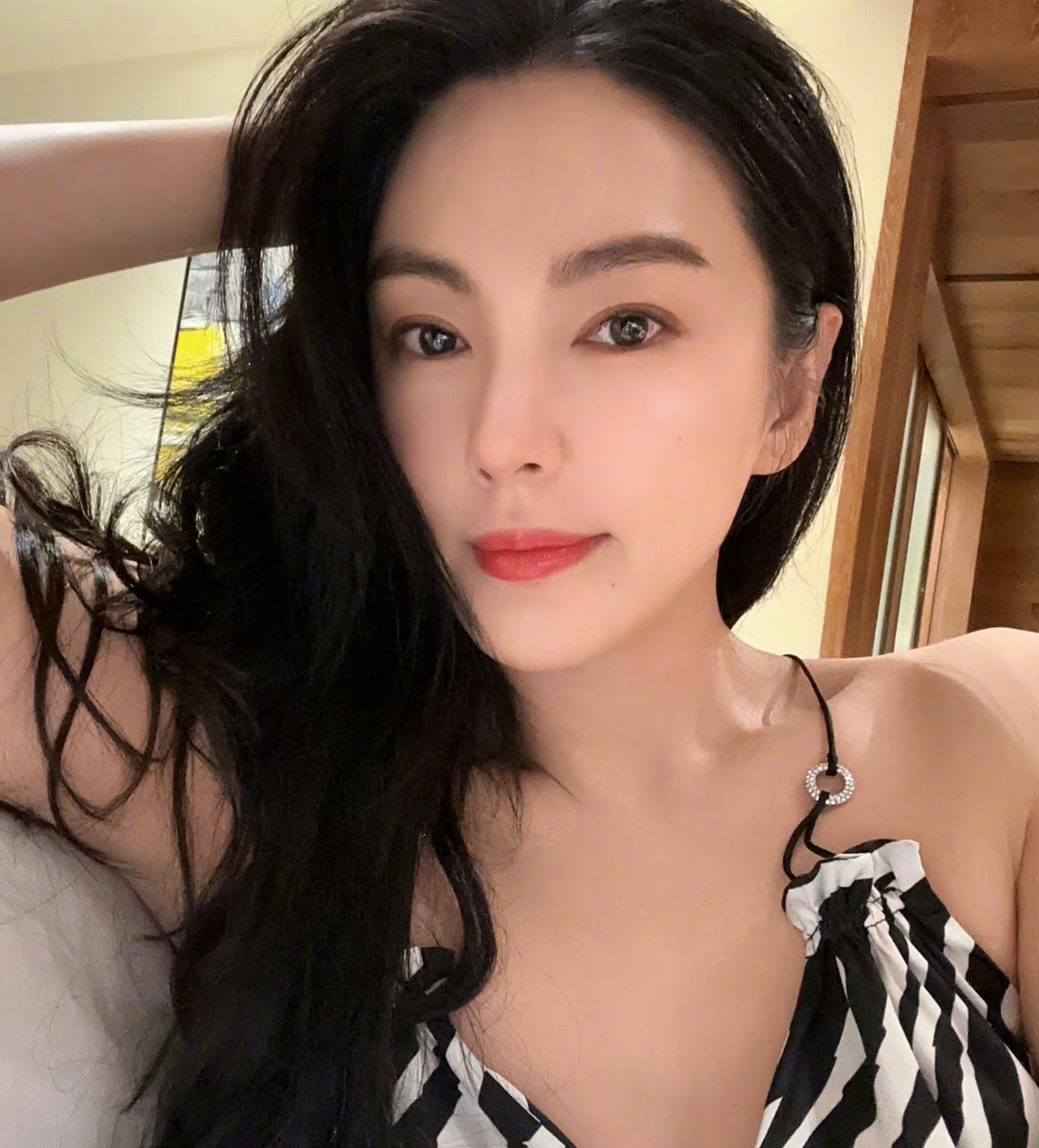 张雨绮晒晚安自拍宠粉,睡前还带着精致妆容,卷发撇在一边尽显御姐气质