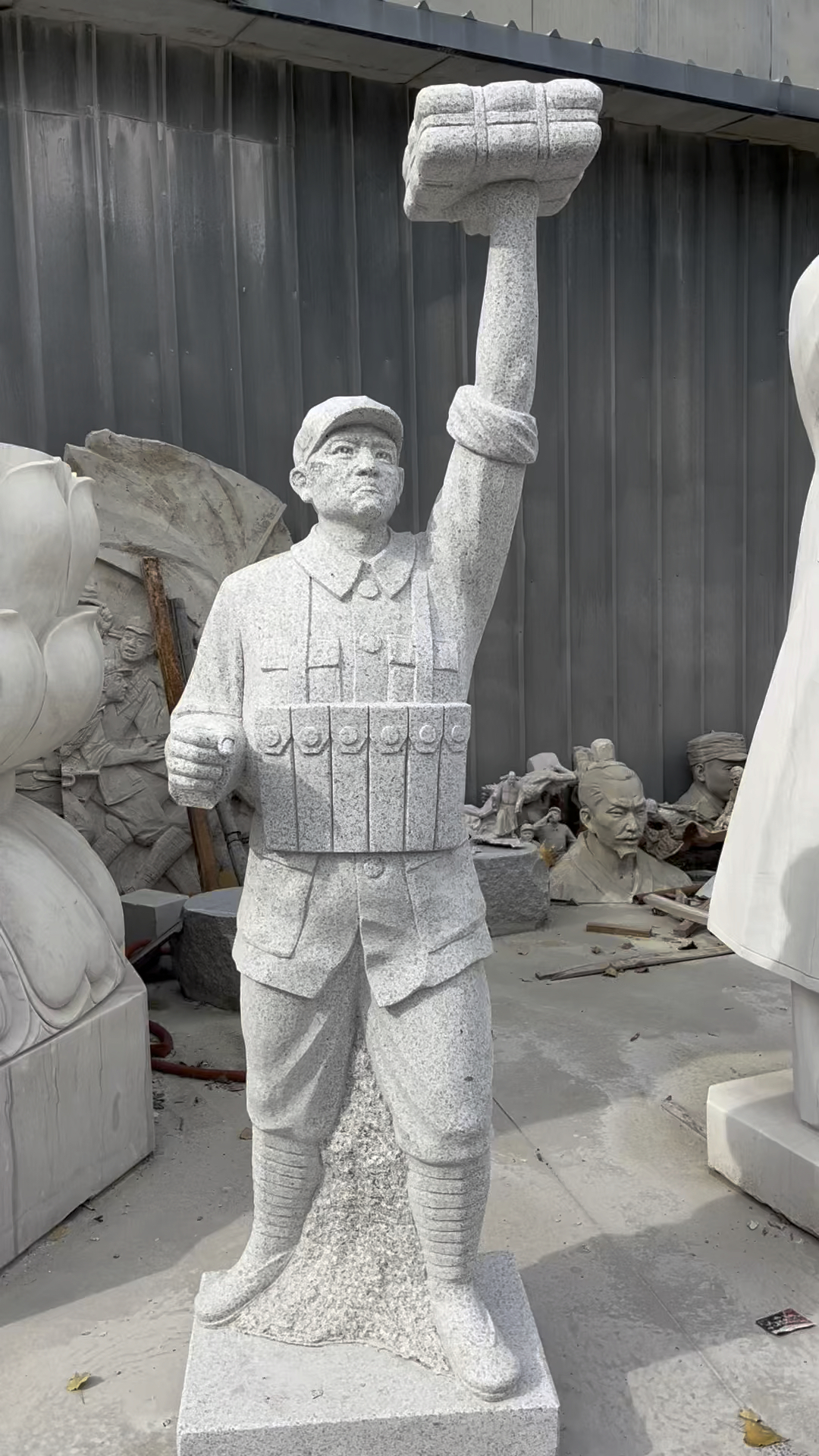 他年龄虽小,在解放石家庄时,关键时手举起炸药包壮烈牺牲,为了怀念他