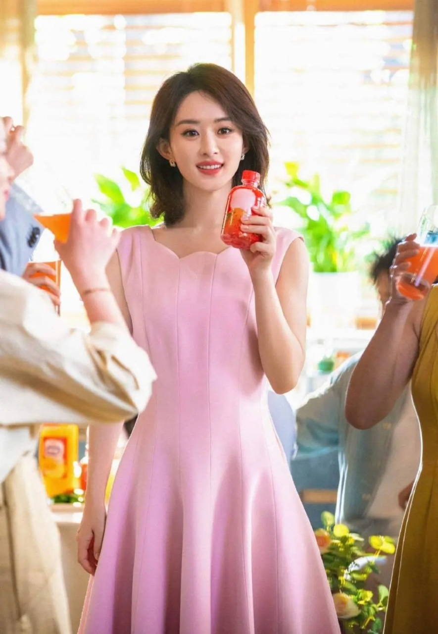 赵丽颖一袭粉裙,清纯俏丽,温柔甜美,少女感十足!