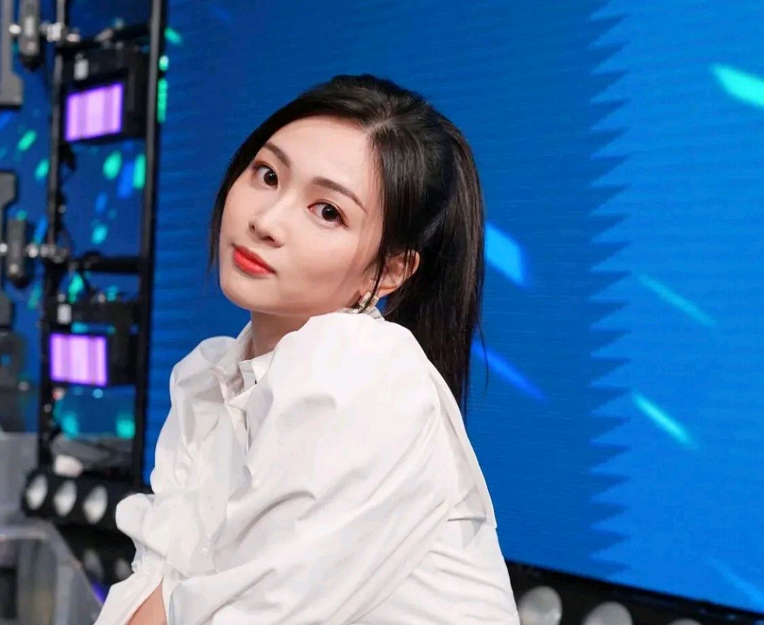 tvb甜美女神郭柏妍日前晒出与王嘉尔的合照,照片中郭柏妍站在王嘉尔