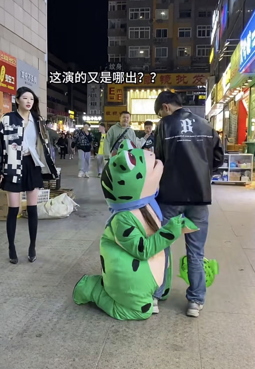 大哥,求你了别走! 小姐姐,一起拍个照啊~ 敬礼05!