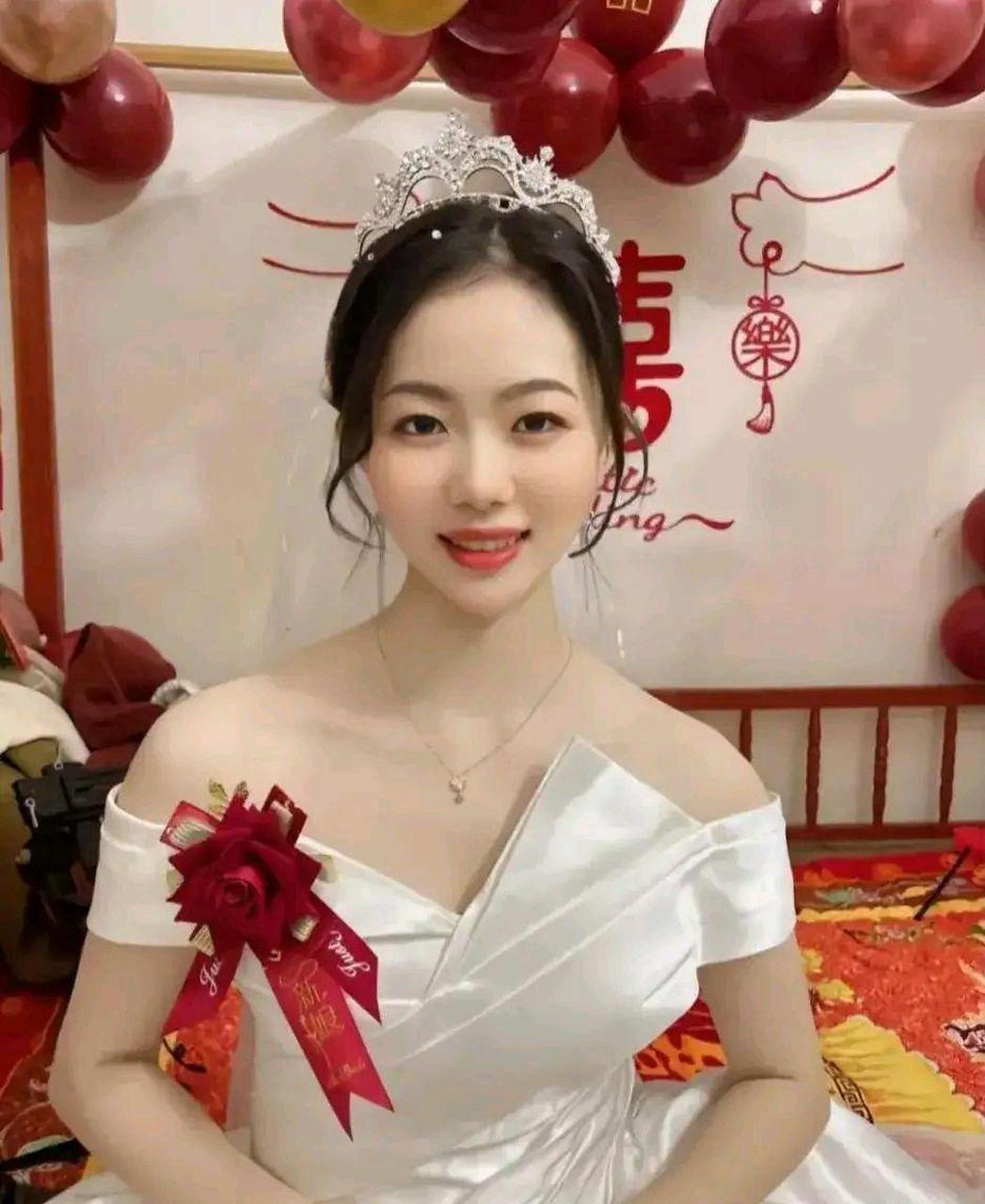 新娘这个笑容多少有点牵强