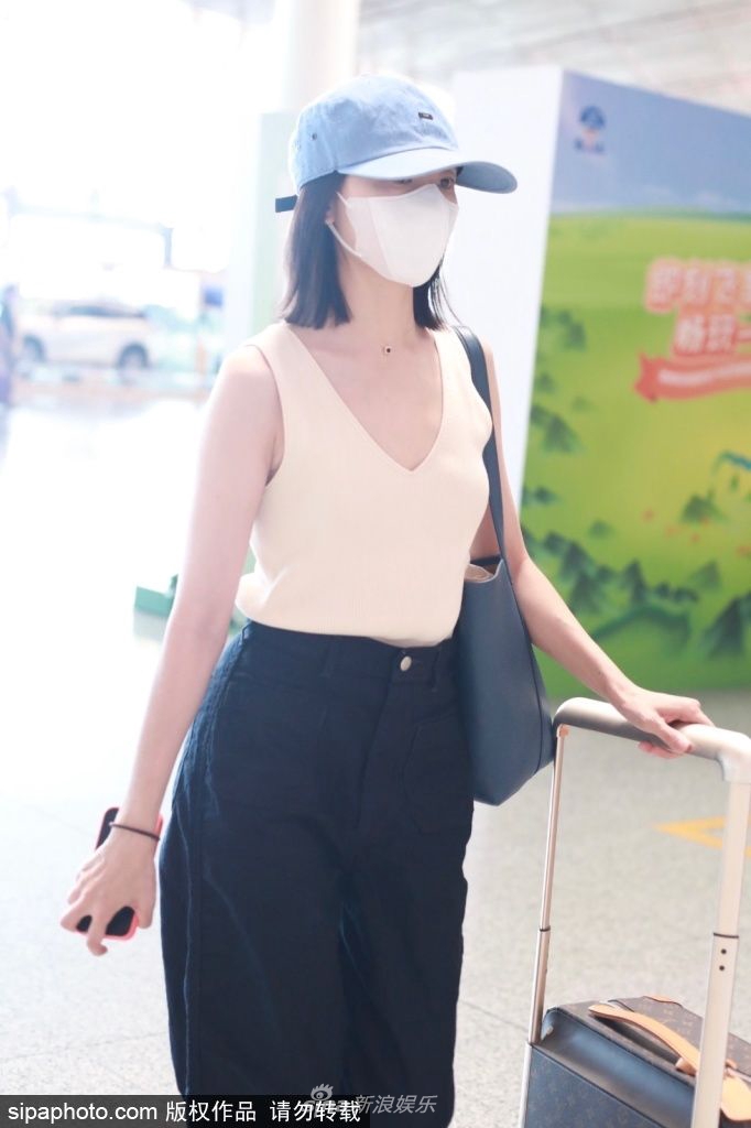 组图：董洁穿V领背心清爽亮相机场穿搭简约大气