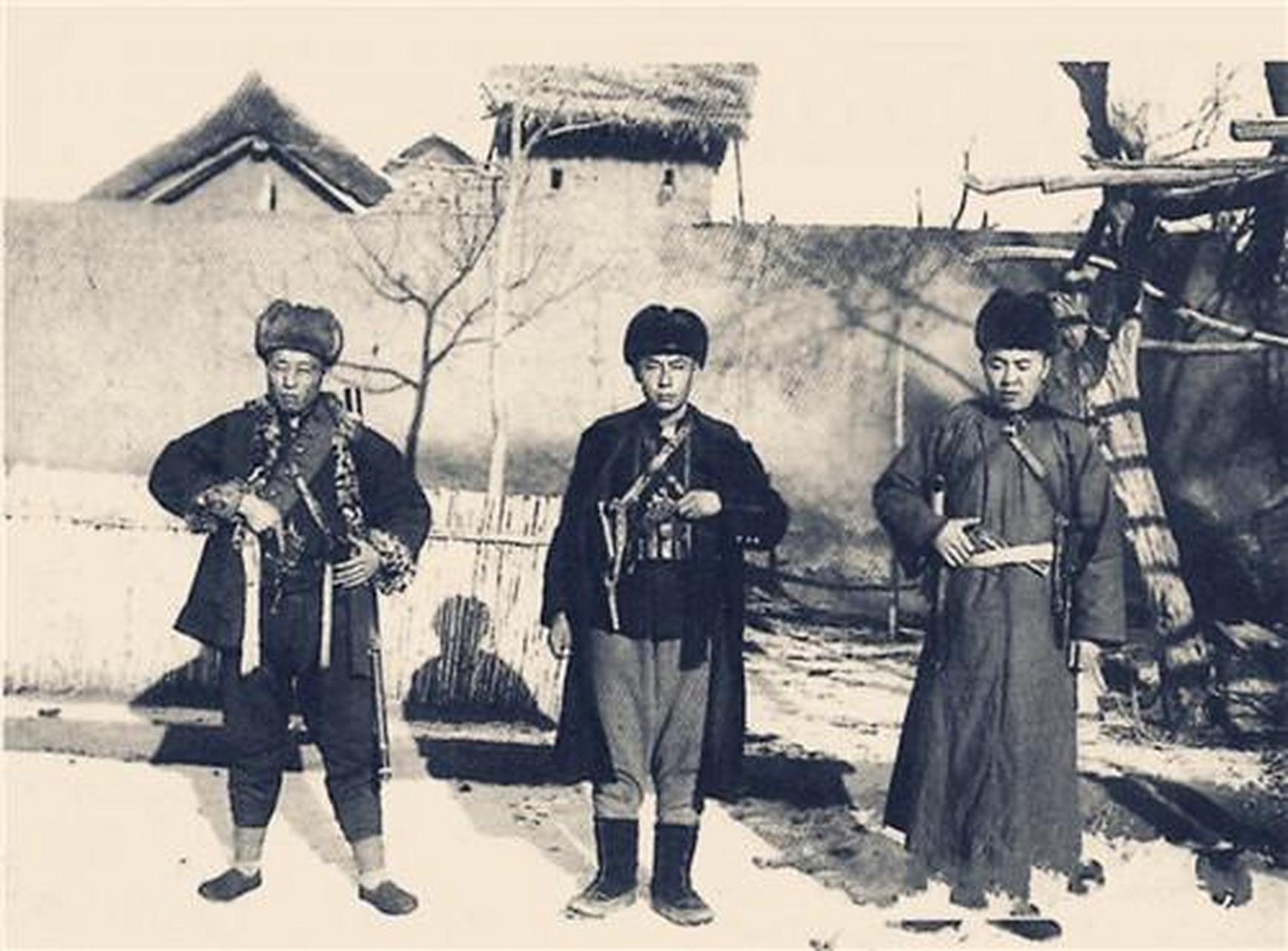 上世纪30年代, 东北抗日义勇军将领"东北风"张海天,"老梯子"高鹏振,"