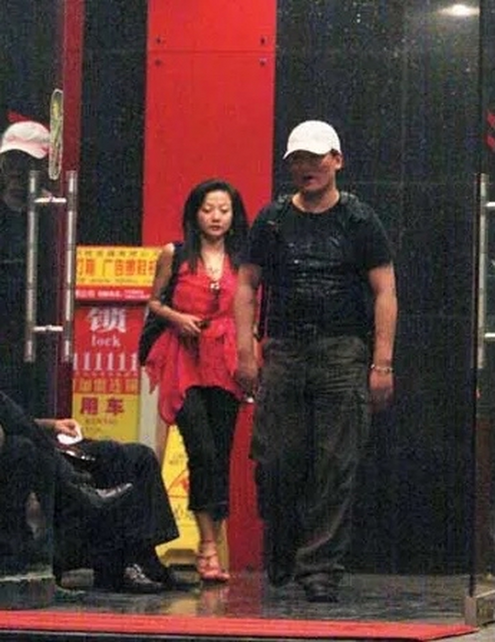 映入眼帘的就是门口一双女人的高跟鞋,戴娆十分生气,拿起菜刀对着谢东