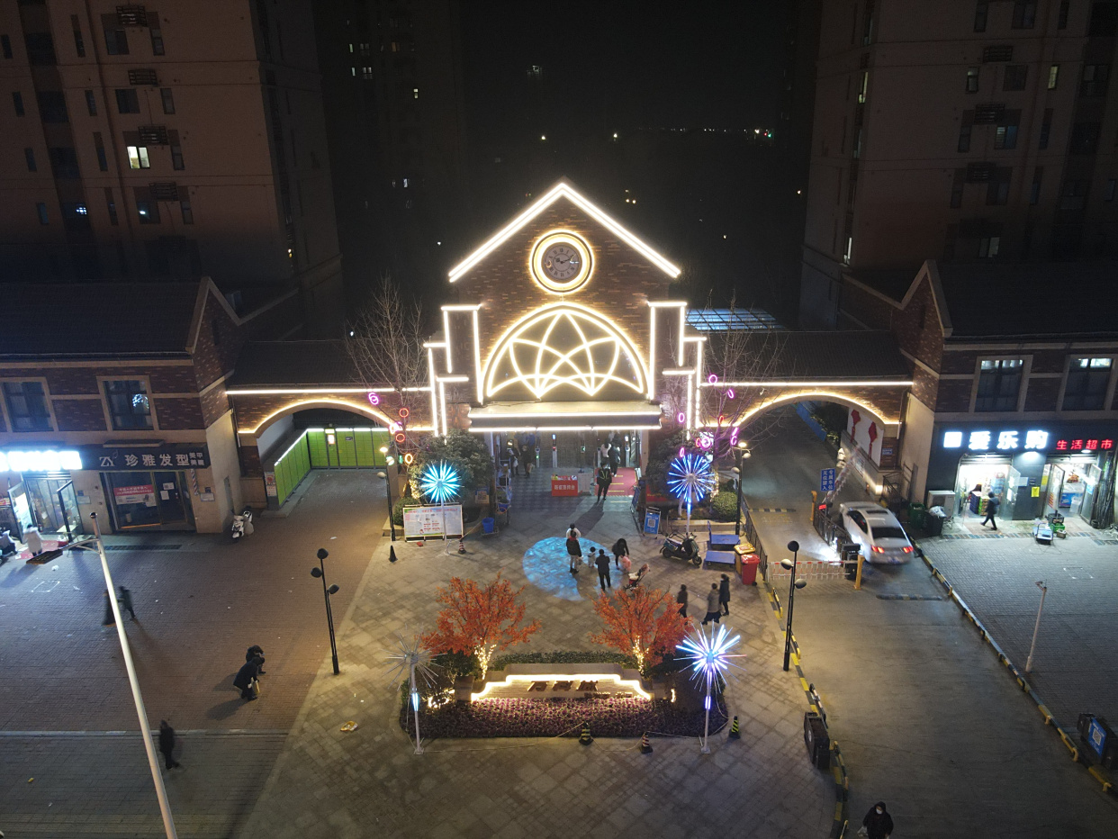 郑州高新区部分小区门口的灯光秀,天壤之别