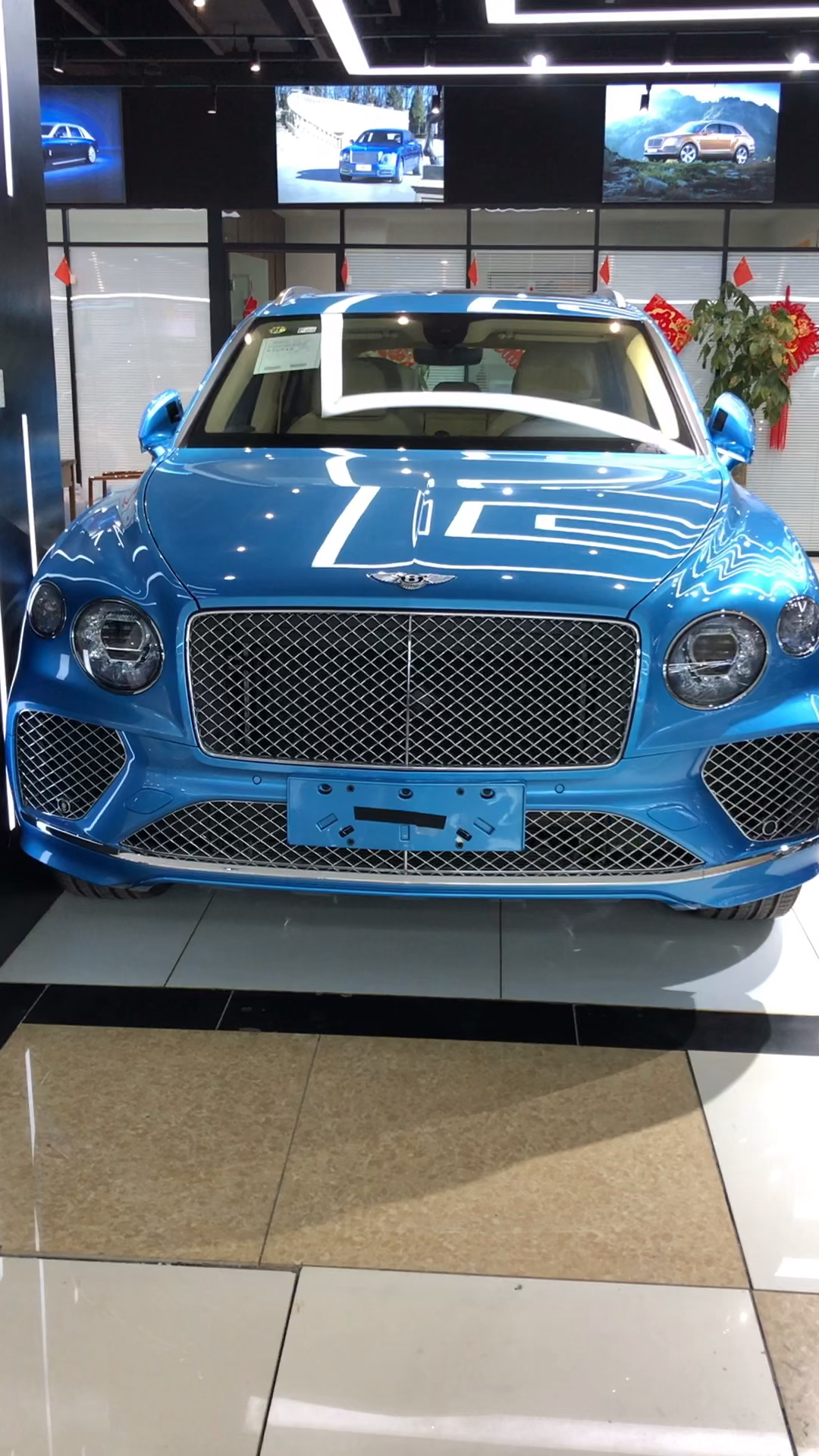 宾利添越蓝色漂亮吧