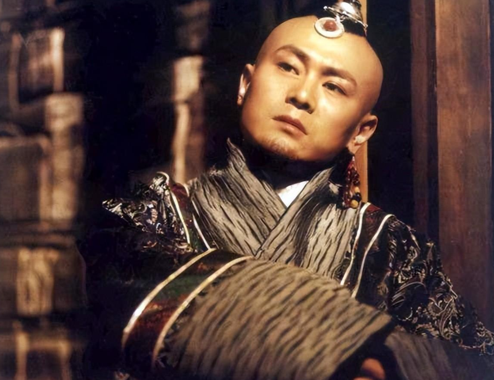 《尘埃落定》:一个傻子的故事,说透了人性的欲望与隐痛