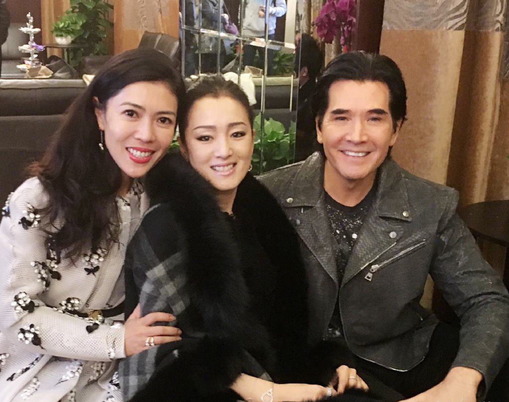 费翔与巩俐合影