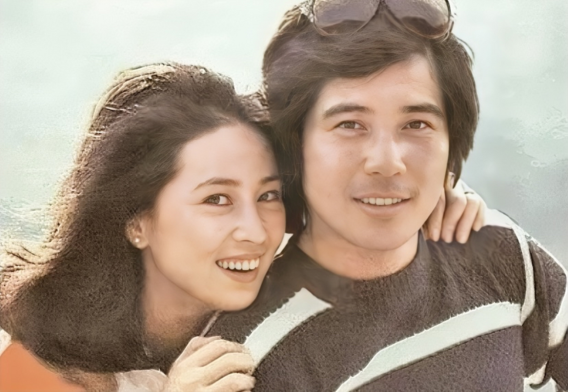 70年代,秦汉和林凤娇的合影,镜头中的两人看起来非常甜蜜,紧紧相拥在