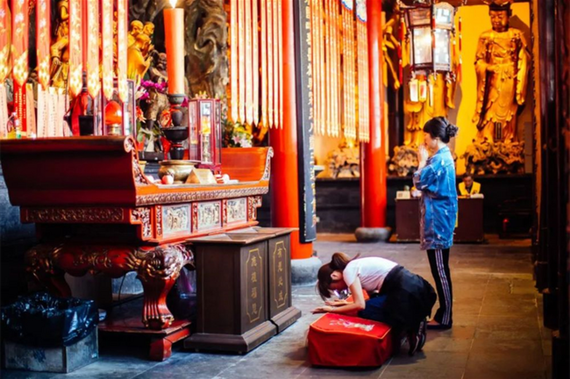 奶奶80岁寿宴上,突然朝我跪下,我想起古书老话:借阳寿,老跪幼