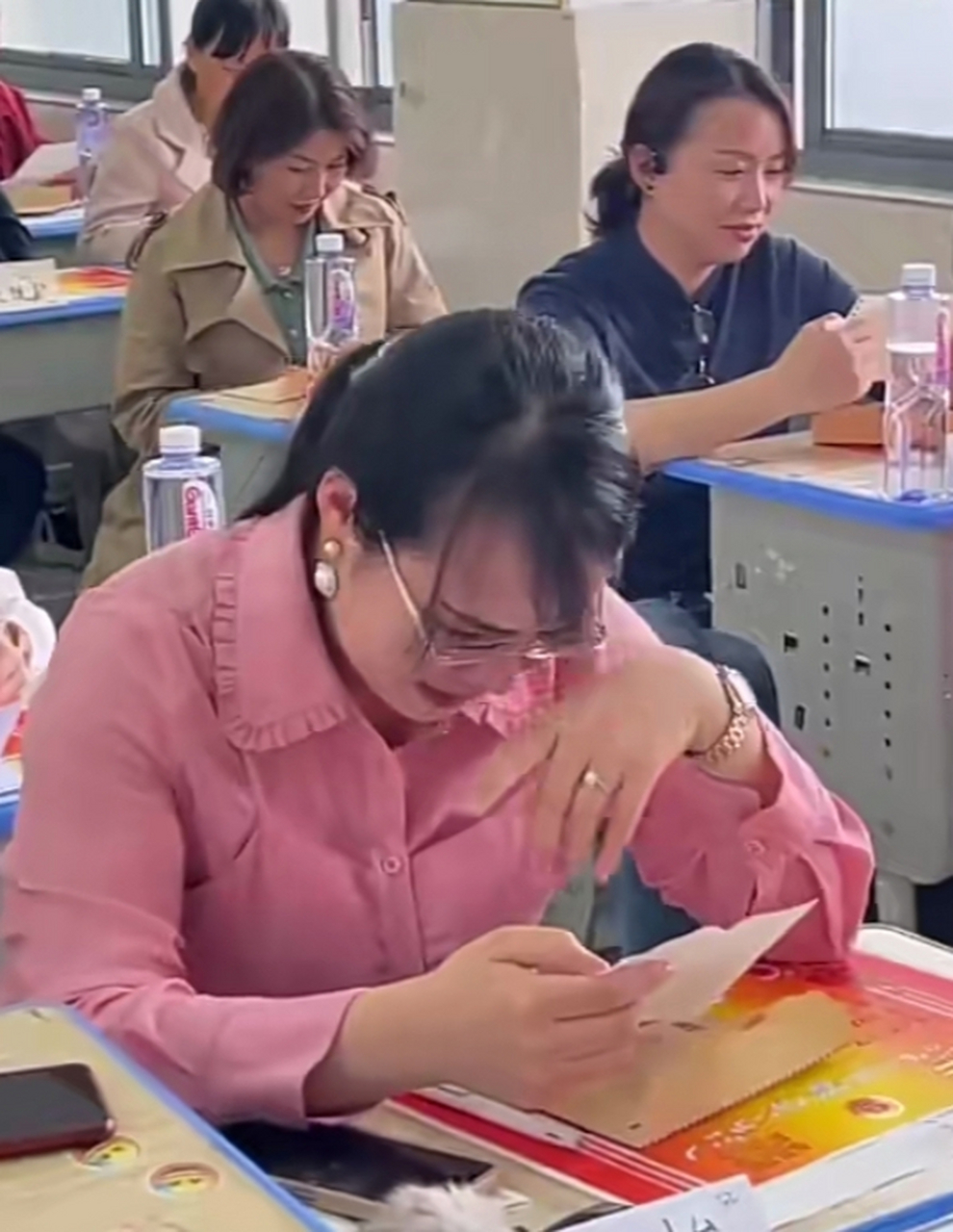 开家长会其他家长都在哭,最后一个奶奶表情好搞笑