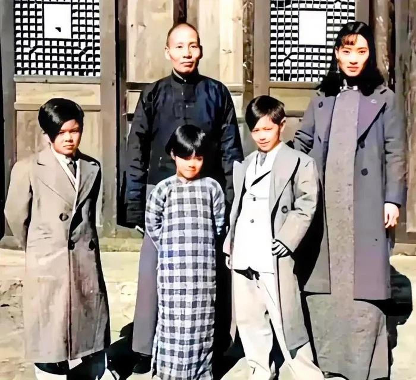 上个世纪三十年代,刘文辉和他的妻子杨蕴光带着他们的三个孩子留下了