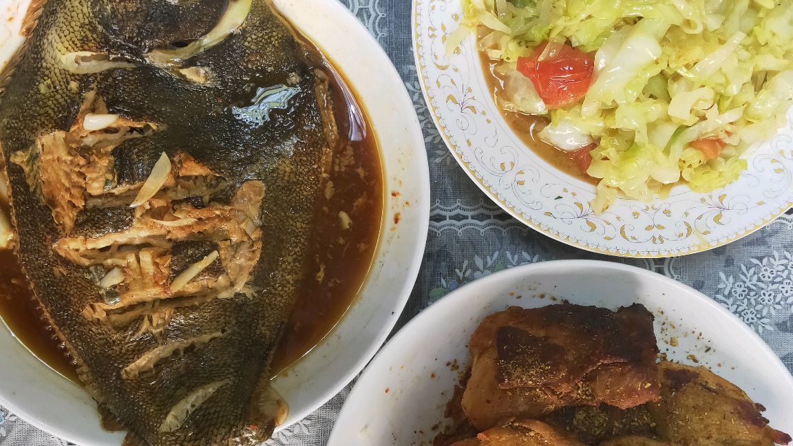 晚饭吃清蒸鲽鱼,炸鸡排,炒青菜