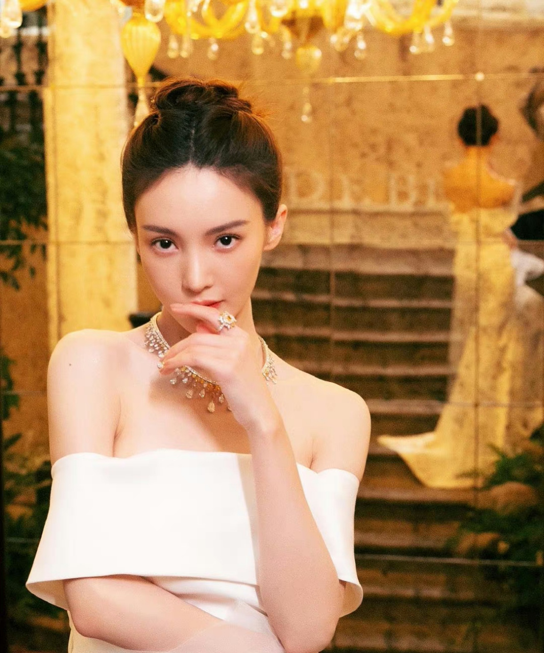 金晨# 一袭白色抹胸礼服,窈窕曼妙身姿大秀四方,雪肤玉貌,性感妩媚