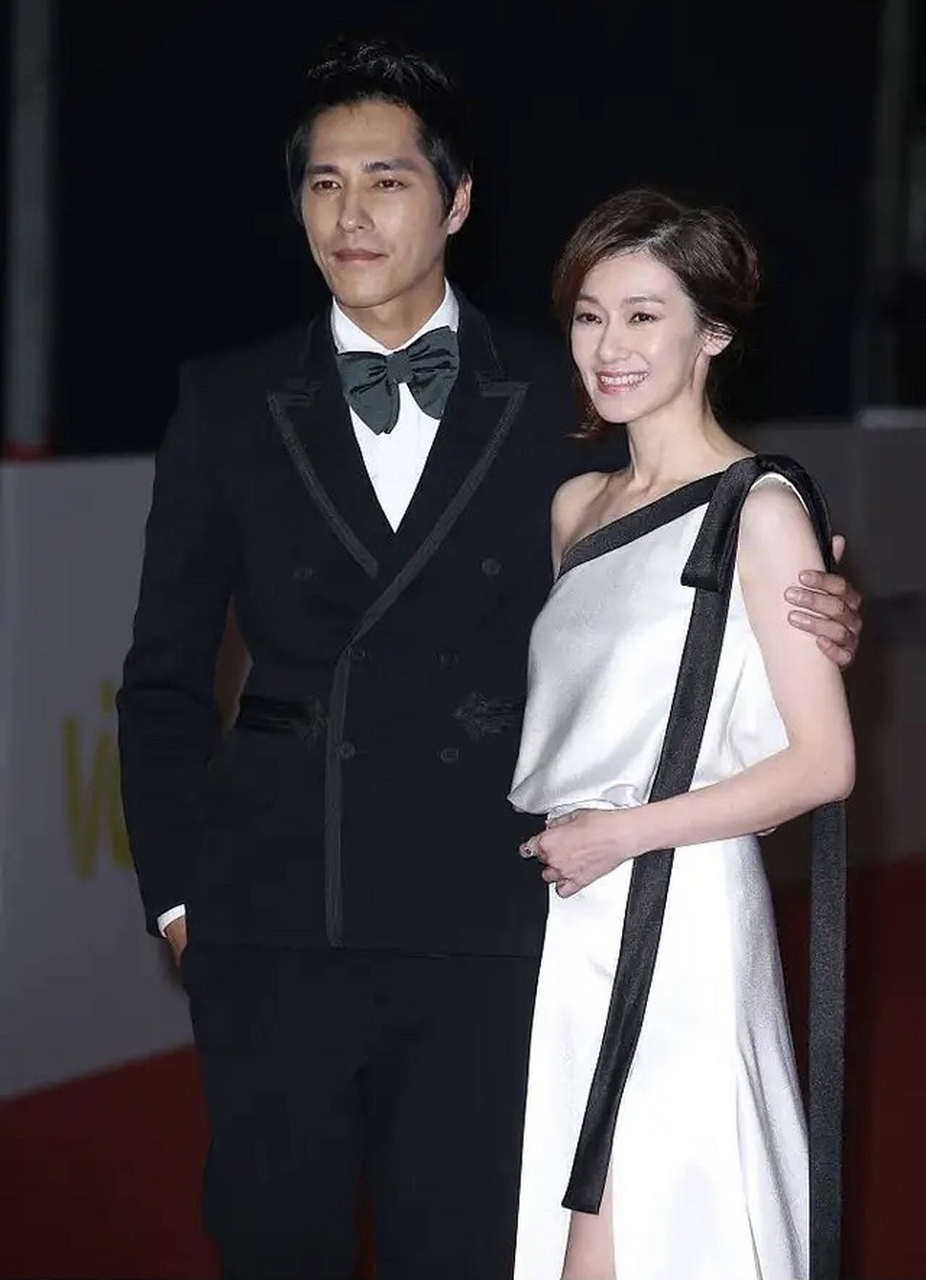 娱乐圈传出蓝正龙和周幼婷己离婚!