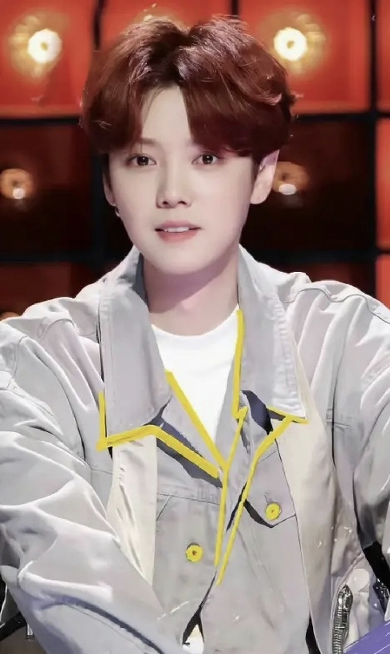 鹿晗大张伟庆祝动作脱口秀大会,鹿晗和大张伟在一边同款姿势起舞庆祝!