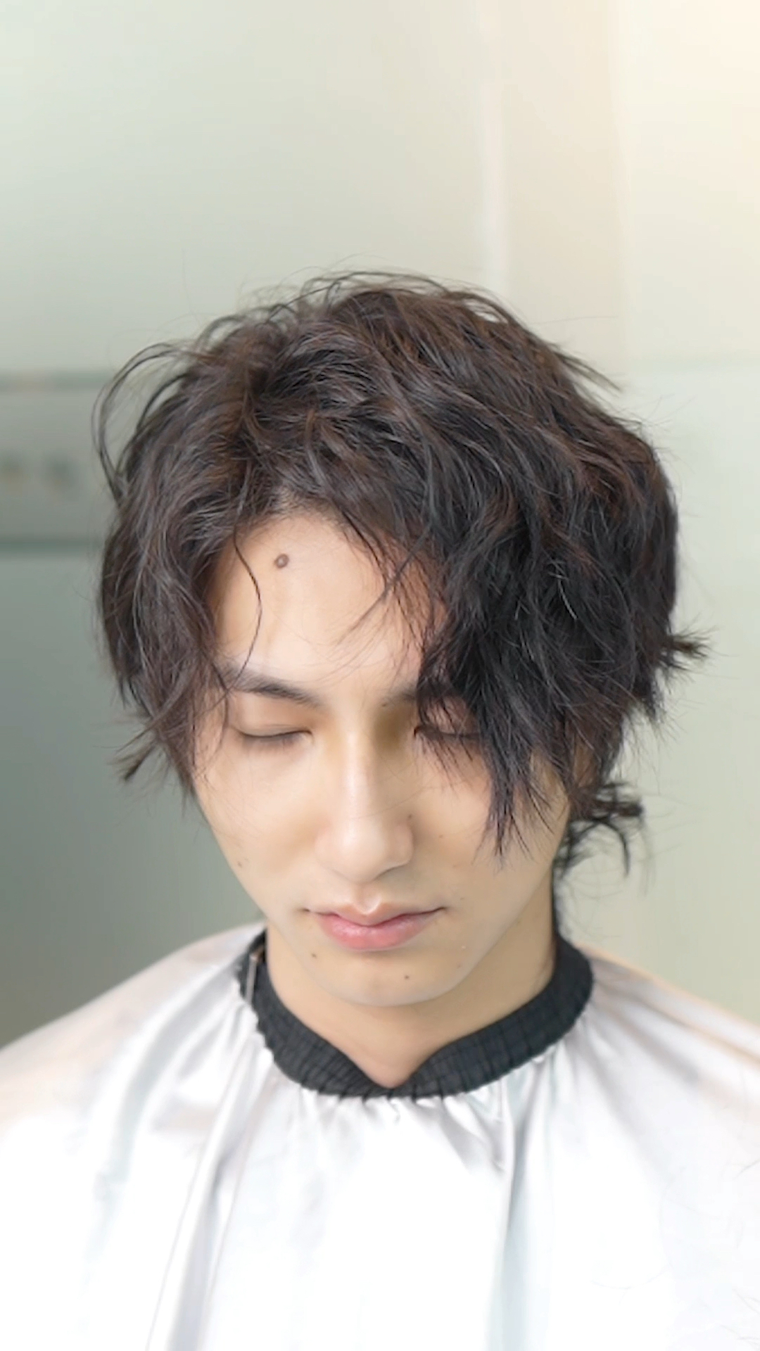 小伙五官立体,靓仔一枚,新发型完全靠颜值撑着,剪前剪后没啥变化-度小