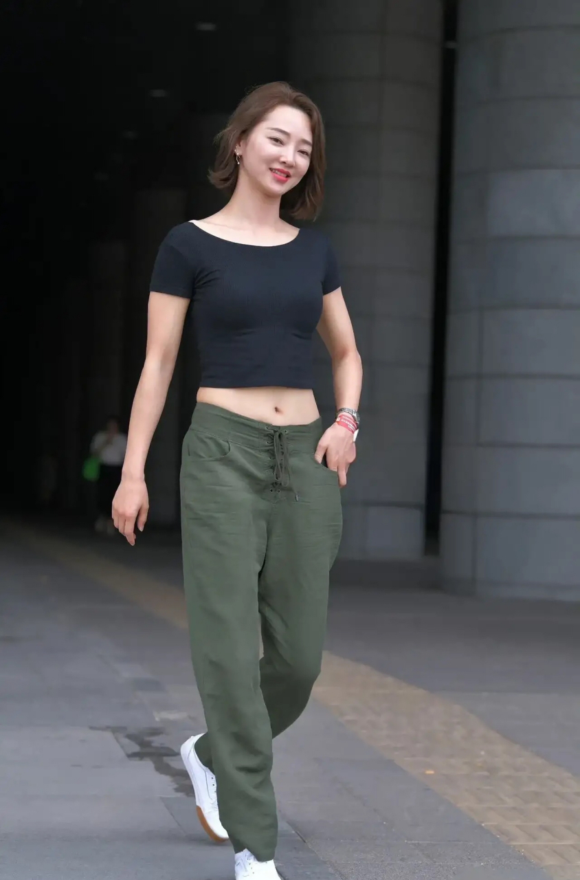 街拍:气质短发美女穿搭黑色露腰t搭配军绿宽松裤,彰显美之风范