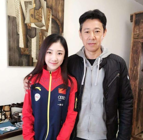 张丰毅回家,小娇妻霍凡让其脱衣展示八块腹肌,羡慕死闺蜜!