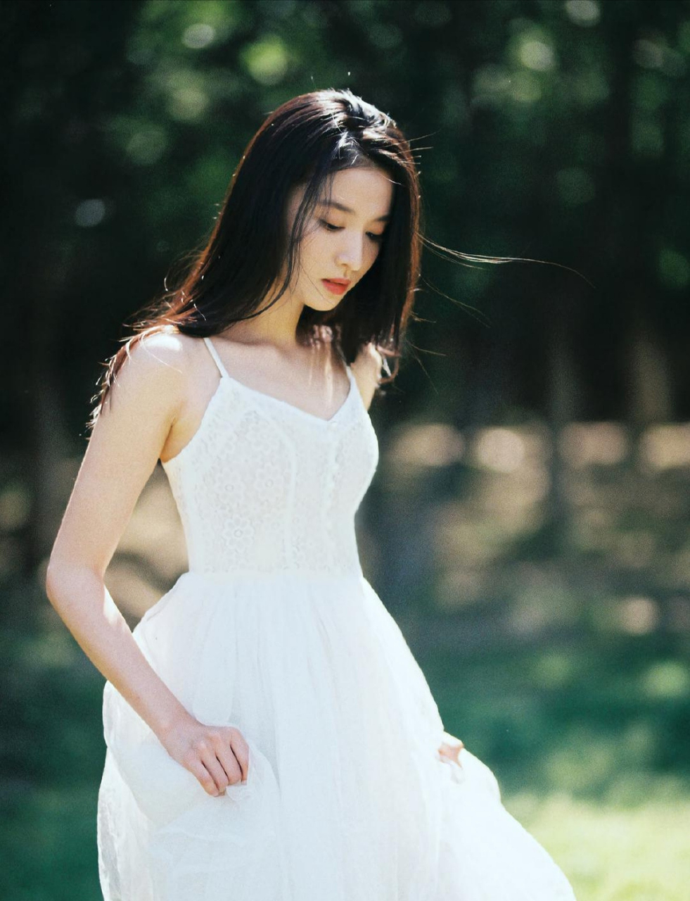 看王楚然穿白色吊带,显的清纯美丽,温柔可人,妩媚动人!