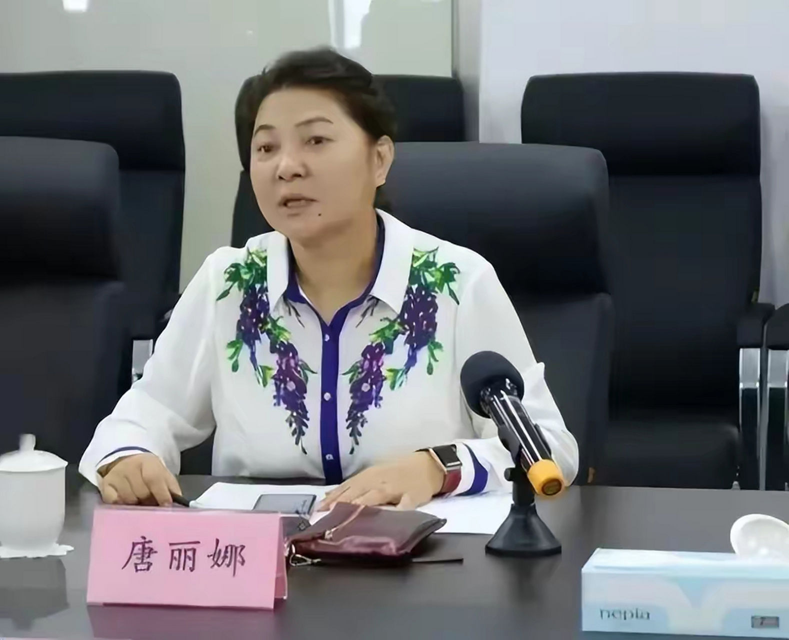上海市好色女局长唐丽娜,ktv里疯狂点鸭子,每次都要点好几个,供其玩乐