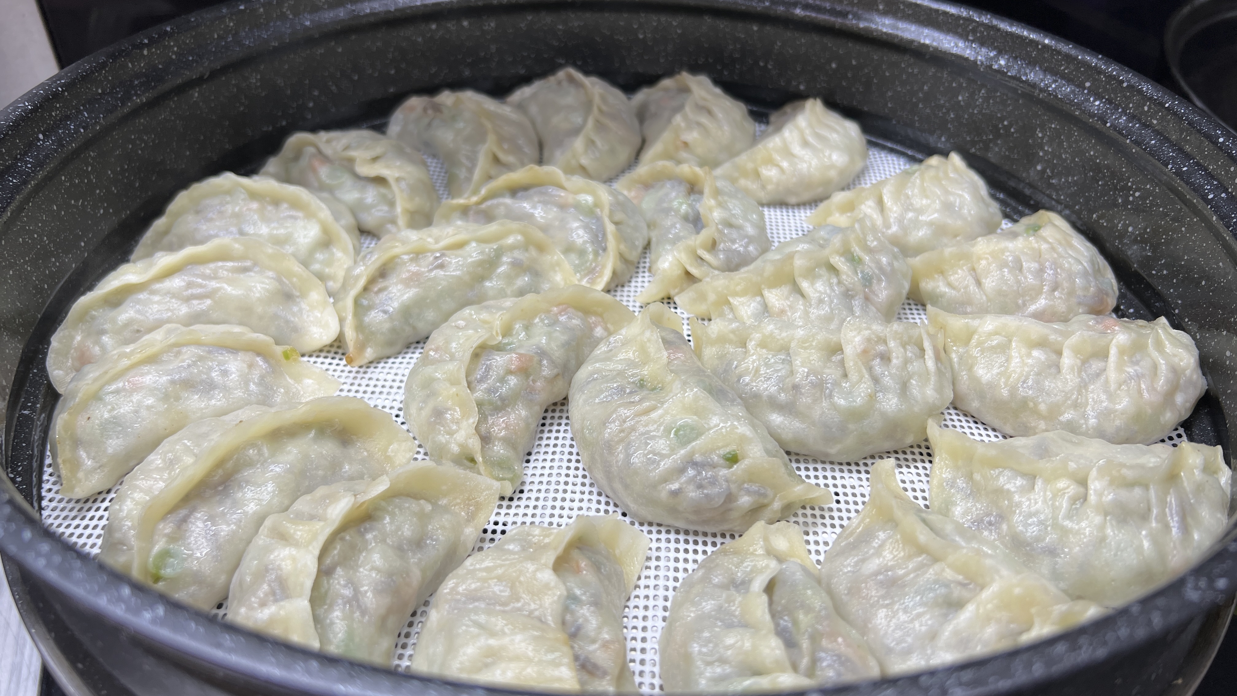天热要多吃这馅的蒸饺，和面比例是关键，皮软馅鲜，凉了不发硬