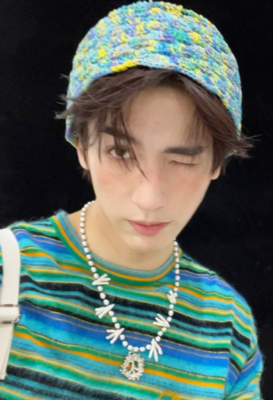 张凌赫晒片场自拍照,越来越精致了,对镜头wink一点也不油腻,帅气又