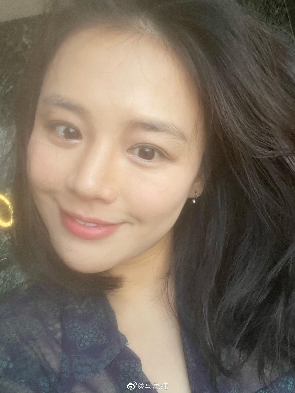 组图：马思纯分享健身自拍 秀发利落束起皮肤白皙状态佳第3张图片