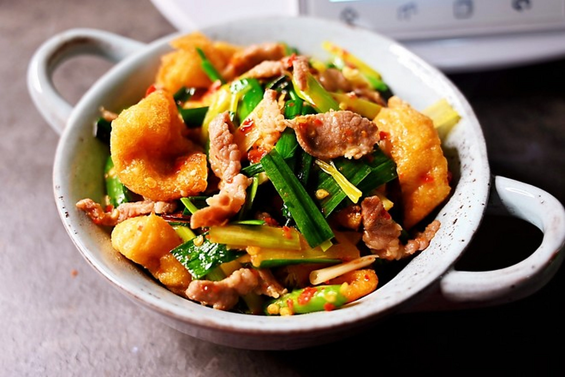 豆腐炒肉是一道非常受欢迎的家常菜,它不仅味道鲜美,而且营养丰富.豆