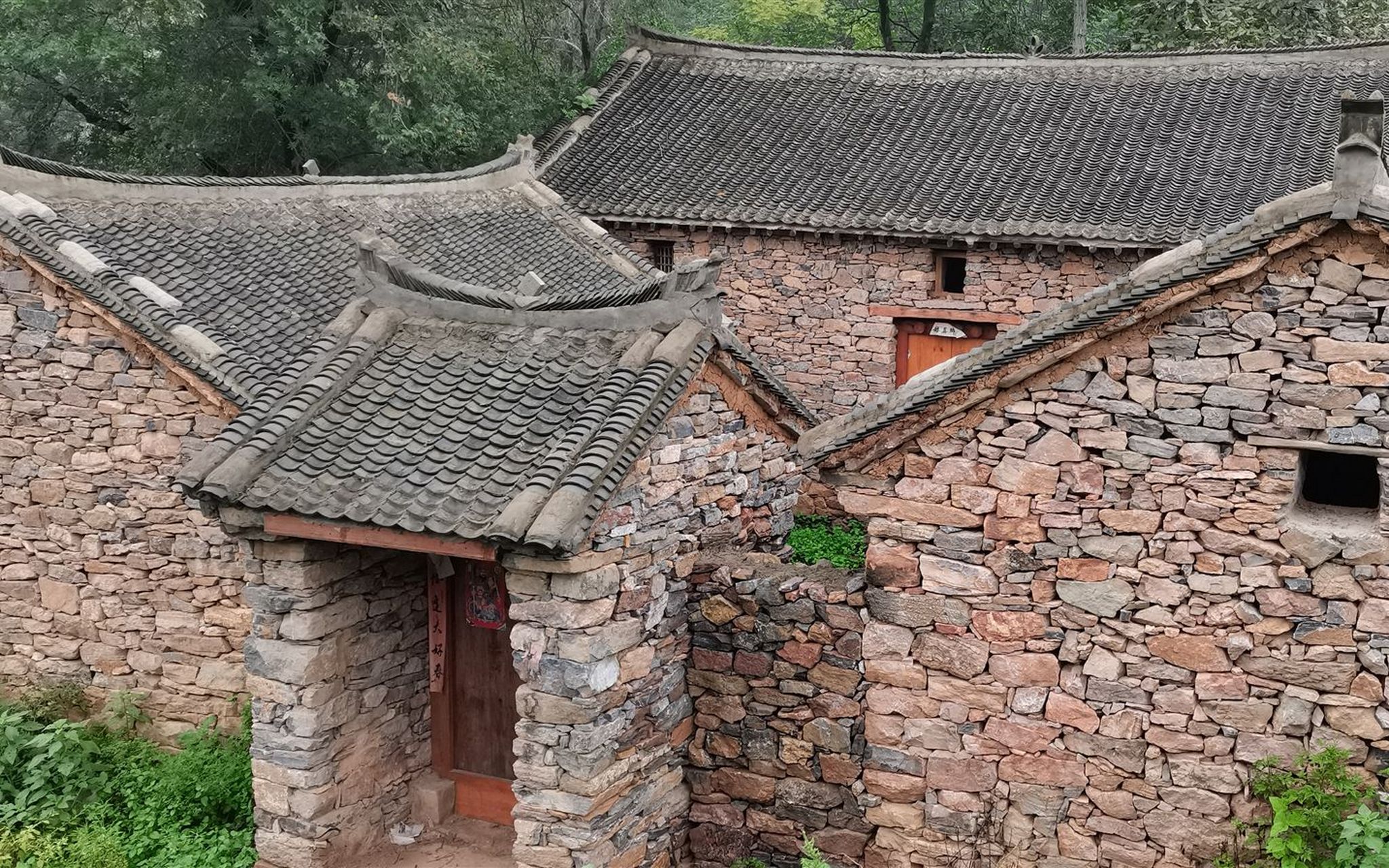 河南南阳市有个神奇的古村落,所有的房子都是用石头建成的,而且里面没