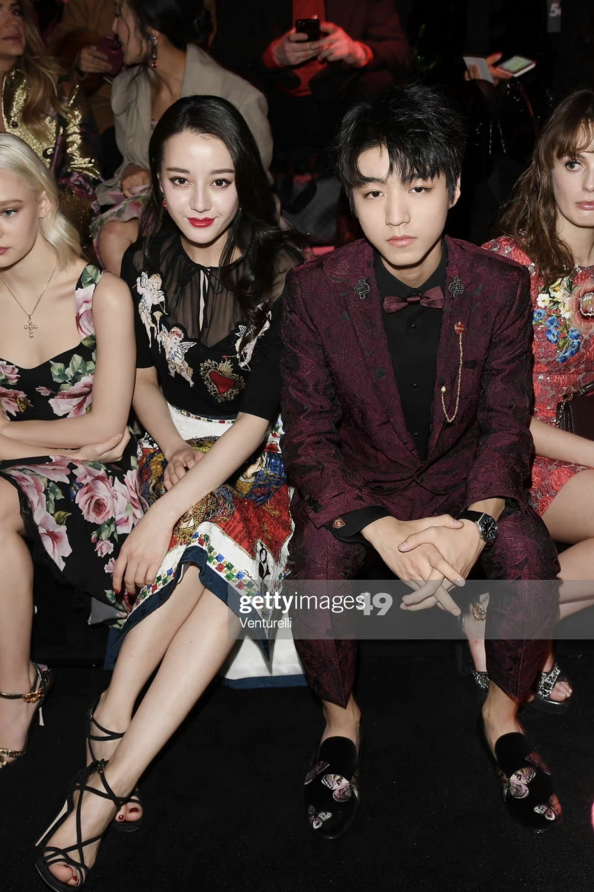 92年的迪丽热巴和99年的王俊凯站在一起,生图状态下热巴看起来还真有