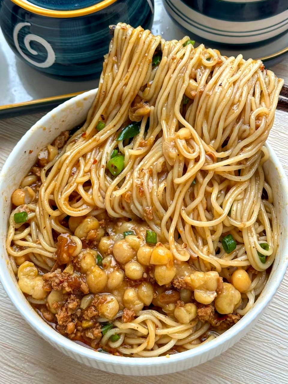 一碗好吃的豌杂面,怎么能少了灵魂猪油呢?