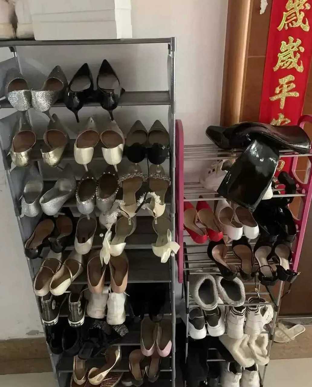 每次打开门就看到女邻居的门口放满了鞋子.